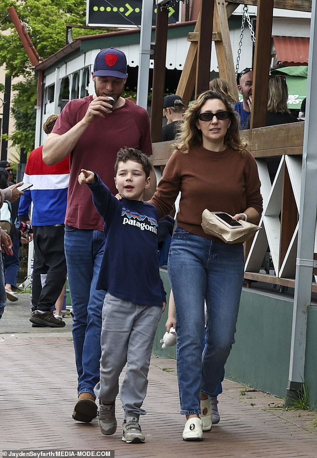 Zoe Foster Blake está disfrutando de un fin de semana fuera.  La empresaria de belleza se dirigió a Berry en la zona rural de Nueva Gales del Sur con su esposo Hamish y sus hijos, Sonny, 7, y Rudy, 4. Todos en la foto.