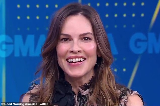 Buenas noticias: la actriz de Million Dollar Baby, Hilary Swank, será madre de mellizos.  La estrella ganadora del Oscar compartió la noticia el miércoles con Good Morning America.