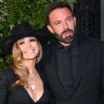 J Lo usa un vestido de rayas finas para el primer evento de Bennifer como pareja casada