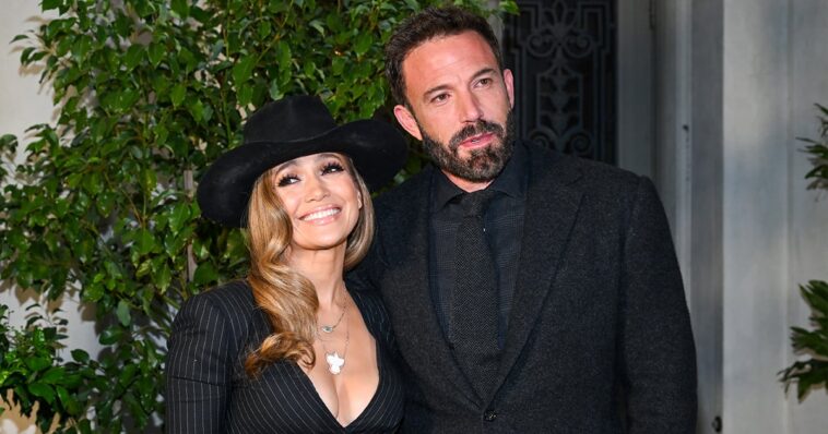 J Lo usa un vestido de rayas finas para el primer evento de Bennifer como pareja casada