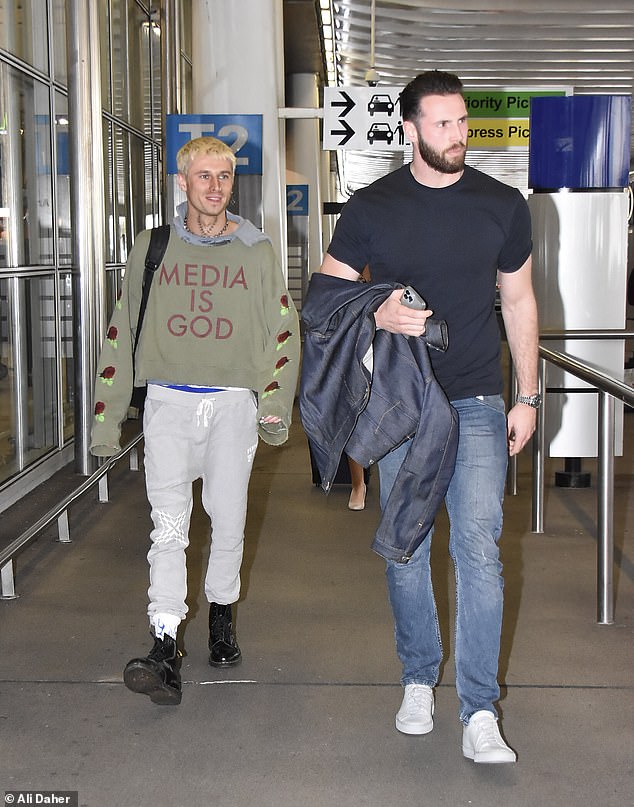 Felix Von Hofe de los solteros [R] y Jed McIntosh [L] fueron vistos en el aeropuerto de Sydney el miércoles después de que entraron para volver a filmar escenas para el programa de citas del Canal 10