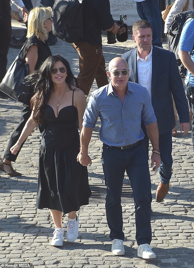 Pareja feliz: Jeff Bezos, de 58 años, y Lauren Sánchez, de 52, lucían cada centímetro de la amada pareja cuando salían de su hotel en Roma, Italia, para visitar el Coliseo el sábado.