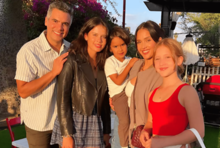 Jessica Alba y su familia de tres hijos y su esposo Cash Warren asistieron al festival de comida estilo familiar de Los Ángeles