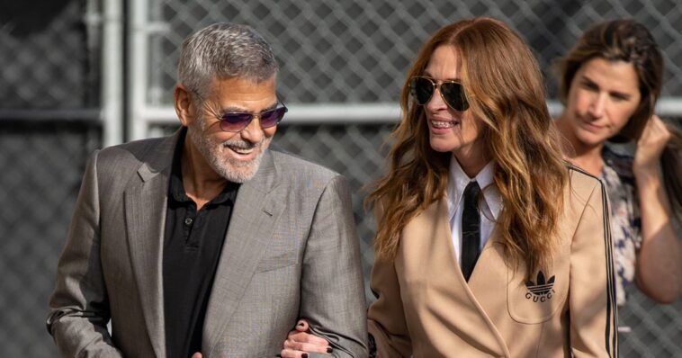 Julia Roberts y George Clooney caminan del brazo en trajes coordinados