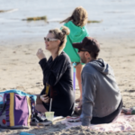 Junto a sus hijos, Adam Levine y su esposa embarazada Behati Prinsloo pasaron el fin de semana en la playa