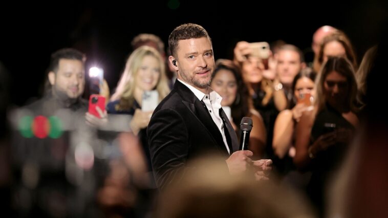 Justin Timberlake versiona a Frank Sinatra y Stevie Wonder durante la recaudación de fondos del Children's Hospital LA en una rara aparición de gala