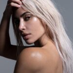 Impecable: Kim Kardashian se puso en topless mientras mostraba su cutis impecable mientras publicitaba su línea de cuidado de la piel SKKN el sábado.