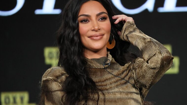 Kim Kardashian publicó fotos del vestido y la silla a juego en Instagram: vea las fotos