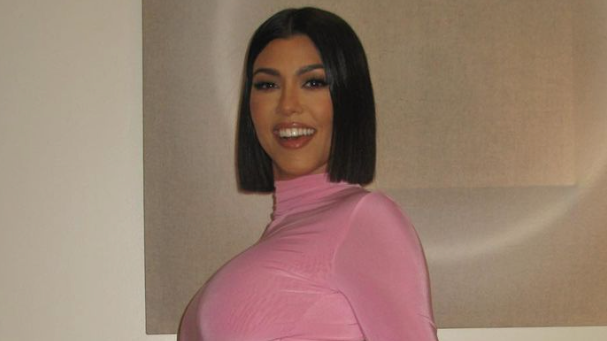 Kourtney Kardashian usó los calzoncillos de su esposo Travis Barker debajo de un vestido rosa con abertura alta: vea las fotos