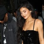 Kylie Jenner diseña una minifalda de charol para una rara cita nocturna con Travis Scott