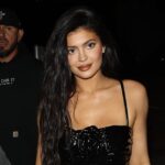Kylie Jenner posa con un body corsé de intenso escote pronunciado