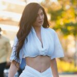Kylie Jenner se llena de Y2K con un top corto y una falda con abertura alta