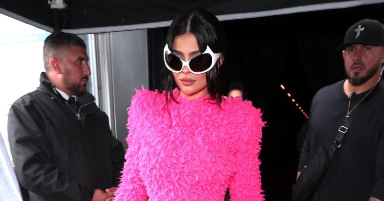 Kylie Jenner se lució con un look elegante de alfombra con un vestido rosa intenso peludo