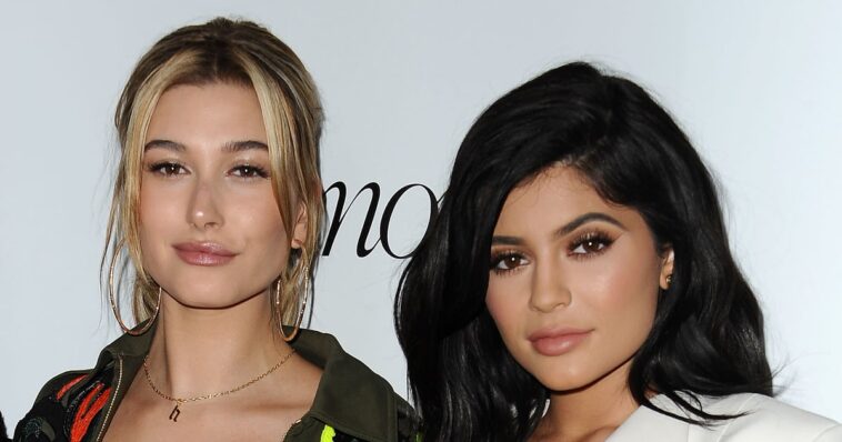 Kylie Jenner y Hailey Bieber convierten vestidos negros transparentes en disfraces 'malvados'