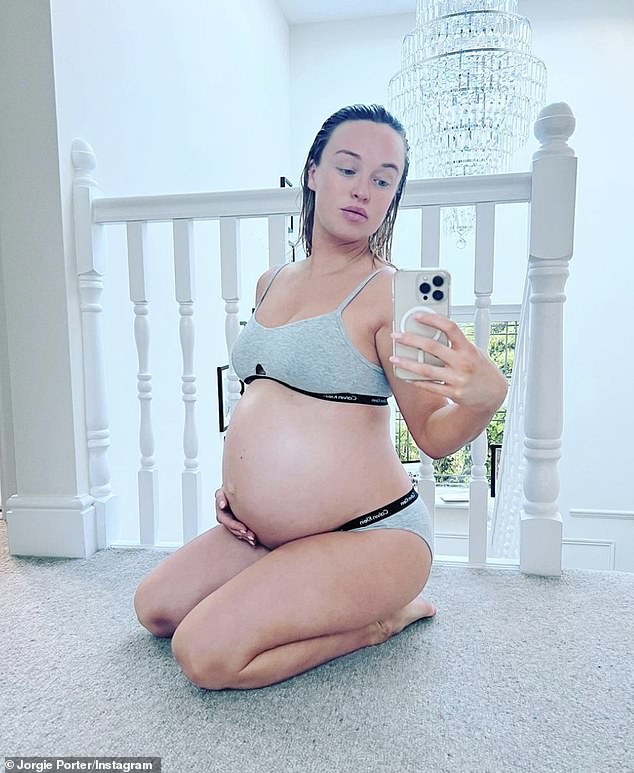 Impresionante: Jorgie Porter mostró su creciente panza con un sostén gris de Calvin Klein y pantalones a juego mientras se dirigía a Instagram para compartir una actualización el martes.