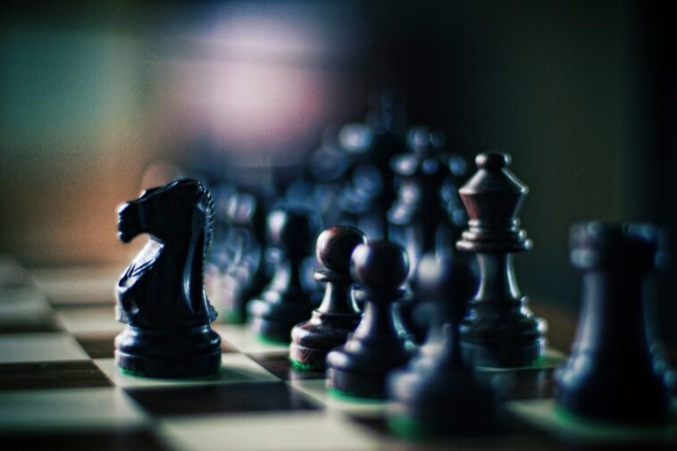 La estrella de ajedrez de más rápido ascenso presuntamente hizo trampa en más de 100 juegos en línea