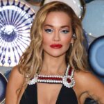 La manicura Milky-French de Rita Ora combina 2 tendencias de uñas