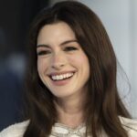 La minifalda rosa fuerte de Anne Hathaway hace un guiño a "despistado" y barbiecore