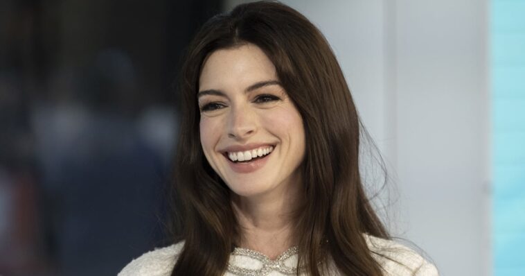 La minifalda rosa fuerte de Anne Hathaway hace un guiño a "despistado" y barbiecore