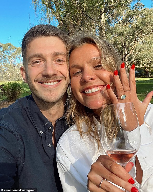 Zara McDonald ha anunciado su compromiso con su novio Oliver Keogh.  El presentador de uno de los podcasts más populares de Australia, Shameless, reveló las buenas noticias en una publicación de Instagram el domingo.  Ambos en la foto