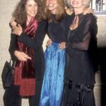 Tragedia: Carly Simon perdió a sus dos hermanas, Lucy y Joanna, por cáncer a principios de esta semana, según el New York Times (en la foto de 1994, de izquierda a derecha: Lucy, Carly, Joanna)