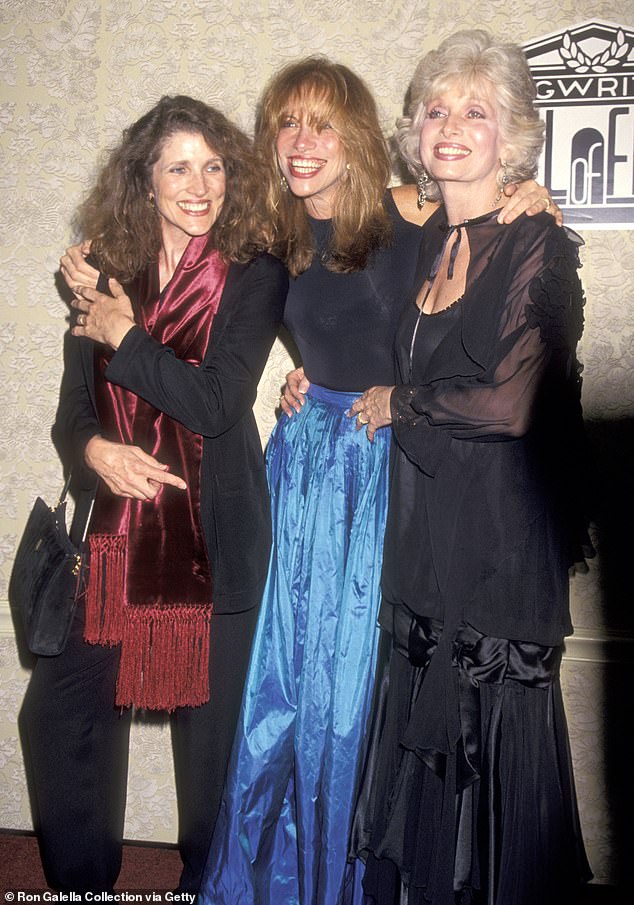 Tragedia: Carly Simon perdió a sus dos hermanas, Lucy y Joanna, por cáncer a principios de esta semana, según el New York Times (en la foto de 1994, de izquierda a derecha: Lucy, Carly, Joanna)