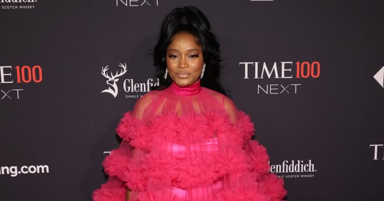 las uñas de baño de leche de keke palmer enfatizan su minivestido de tul rosa