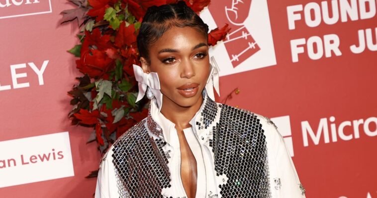 Lori Harvey deslumbra con un top corto con tachuelas de cristal y una falda larga en Nueva York