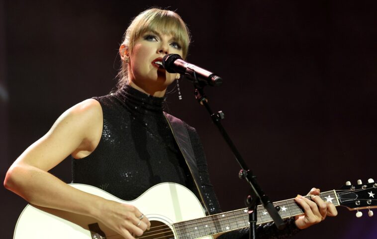 Los fanáticos se preguntan si el 'vestido de venganza' de Taylor Swift fue un huevo de Pascua de 'Midnights'