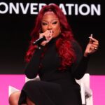 Megan Thee Stallion está lista para el otoño con un vestido ajustado negro y tacones de tiras