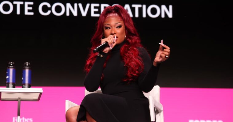 Megan Thee Stallion está lista para el otoño con un vestido ajustado negro y tacones de tiras