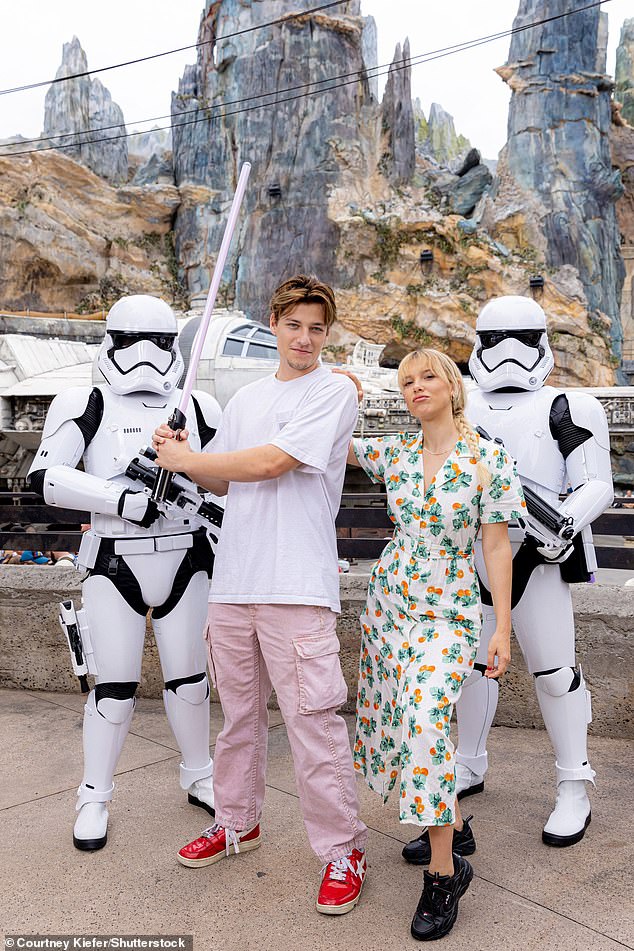 ¡Que la fuerza esté con usted!  Millie Bobby Brown y su novio Jake Bongiovi posaron con Stromtroopers en Disney World
