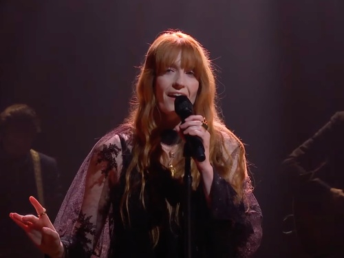 Mira a Florence and the Machine llevar 'King' a 'Corden'