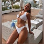 Retroceso: Molly-Mae Hague, de 23 años, ha compartido una instantánea retrospectiva en un bikini blanco en Instagram... después de anunciar que está embarazada de seis meses de una niña.