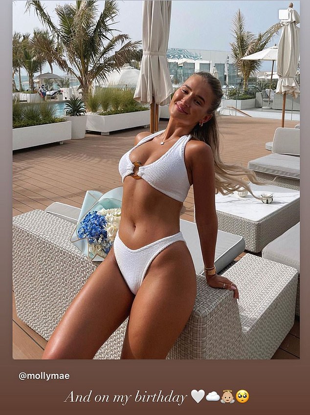 Retroceso: Molly-Mae Hague, de 23 años, ha compartido una instantánea retrospectiva en un bikini blanco en Instagram... después de anunciar que está embarazada de seis meses de una niña.