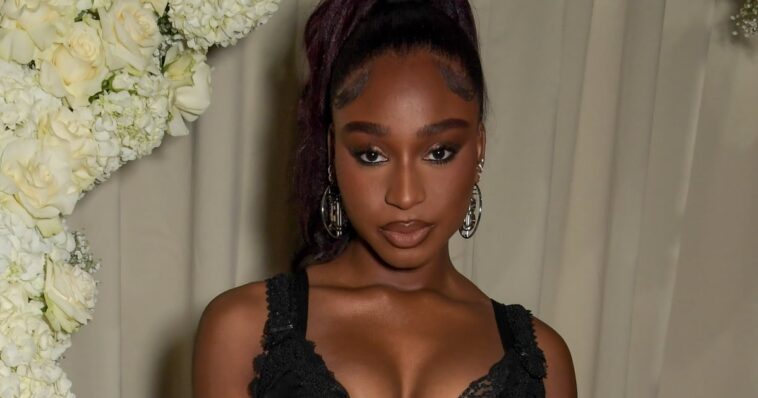 Normani demuestra la versatilidad de la manicura francesa profunda