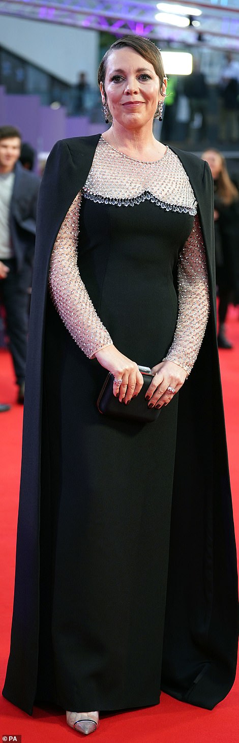 Vestida para impresionar: Olivia Colman volvió a estar en buena forma el miércoles por la noche mientras deslumbró en el estreno de su nueva película Empire of Light que tuvo lugar durante el BFI London Film Festival.