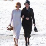 En el plató: Olivia Colman y Jessie Buckley vestían vestidos tradicionales y retozaban en la playa el sábado en el plató de su próxima película de época Wicked Little Letters en Sussex.