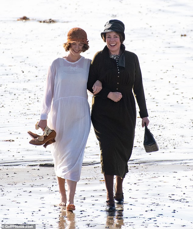 En el plató: Olivia Colman y Jessie Buckley vestían vestidos tradicionales y retozaban en la playa el sábado en el plató de su próxima película de época Wicked Little Letters en Sussex.