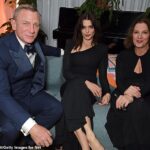 Hora de la fiesta: Rachel Weisz, 52 (centro) se unió a su esposo Daniel Craig, 54 (izquierda) en la fiesta posterior Glass Onion: A Knives Out Mystery luego de su estreno en Londres el domingo (en la foto con la productora de James Bond Barbara Broccoli, 62, derecha)