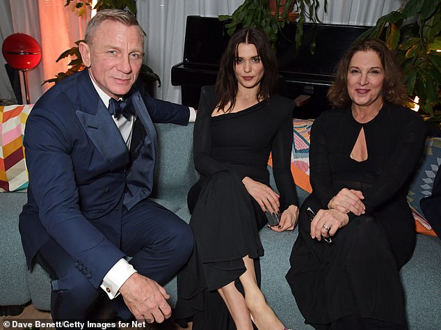 Hora de la fiesta: Rachel Weisz, 52 (centro) se unió a su esposo Daniel Craig, 54 (izquierda) en la fiesta posterior Glass Onion: A Knives Out Mystery luego de su estreno en Londres el domingo (en la foto con la productora de James Bond Barbara Broccoli, 62, derecha)