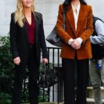 Listas para el papel: Reese Witherspoon, de 46 años, y Julianna Margulies, de 56, se veían elegantes cuando filmaron su escena para la serie de Apple TV+ The Morning Show en la ciudad de Nueva York el viernes.