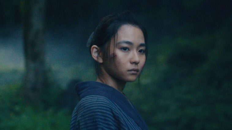 Reseña de 'Mountain Woman': una niña japonesa intenta evitar morirse de hambre en un drama de período sombrío