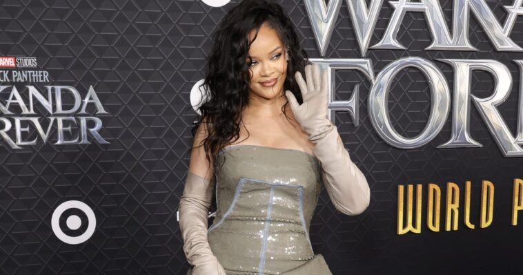 rihanna regresa a la alfombra roja con un vestido palabra de honor con lentejuelas