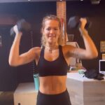 '¡La única forma de superar el jet lag!'  Rita Ora exhibió sus músculos increíblemente tonificados cuando compartió un video de ejercicios candentes en su historia de Instagram el martes.