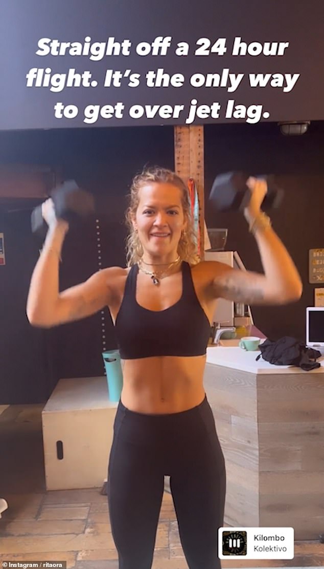 '¡La única forma de superar el jet lag!'  Rita Ora exhibió sus músculos increíblemente tonificados cuando compartió un video de ejercicios candentes en su historia de Instagram el martes.