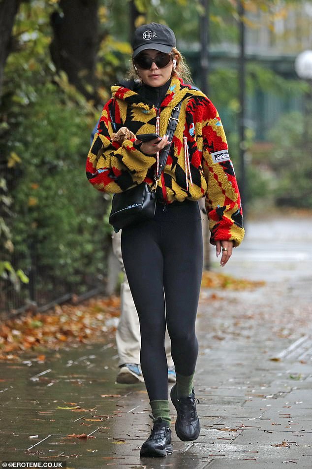 Emergente: Rita Ora se veía muy elegante cuando salió a Londres el domingo... pero siguió sin su anillo de bodas a pesar de sus recientes nupcias con Taika Waititi.