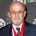 Salman Rushdie se recupera después del ataque pero ha perdido la vista en el ojo y el uso de la mano, dice el agente