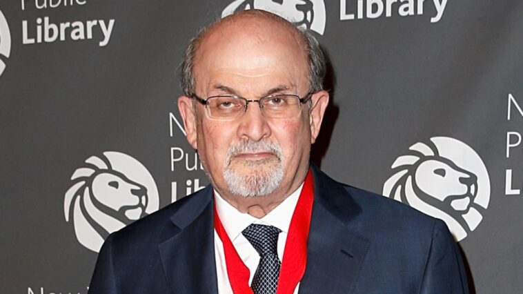 Salman Rushdie se recupera después del ataque pero ha perdido la vista en el ojo y el uso de la mano, dice el agente