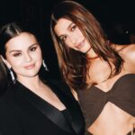 Selena Gomez y Hailey Bieber canalizan la moda de los 90 juntas en una foto viral